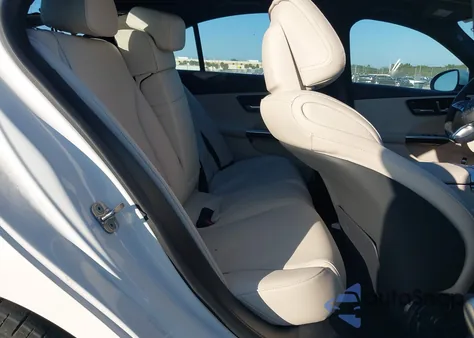 2024 Mercedes-Benz C 300 z USA, uszkodzony, nr VIN W1KAF4GB4RR213680